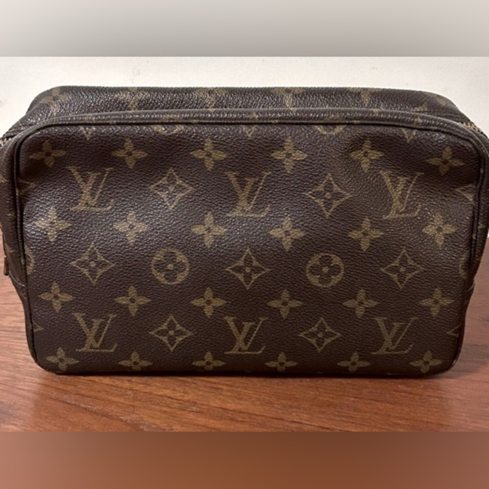Louis Vuitton Trousseau Toiletry
Pouch Monogram 23 Brown Clutch with COA - Picture 3 of 12
